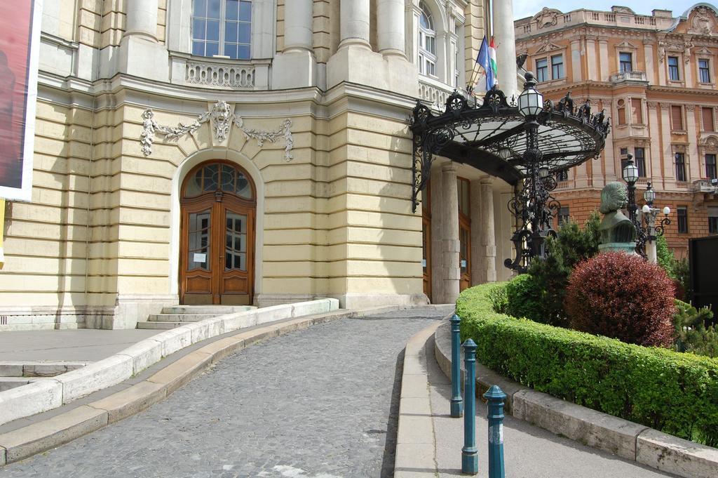 Budapest Downtown Apartments With Balcony & Optional Garage & Restaurant In The Building Buitenkant foto