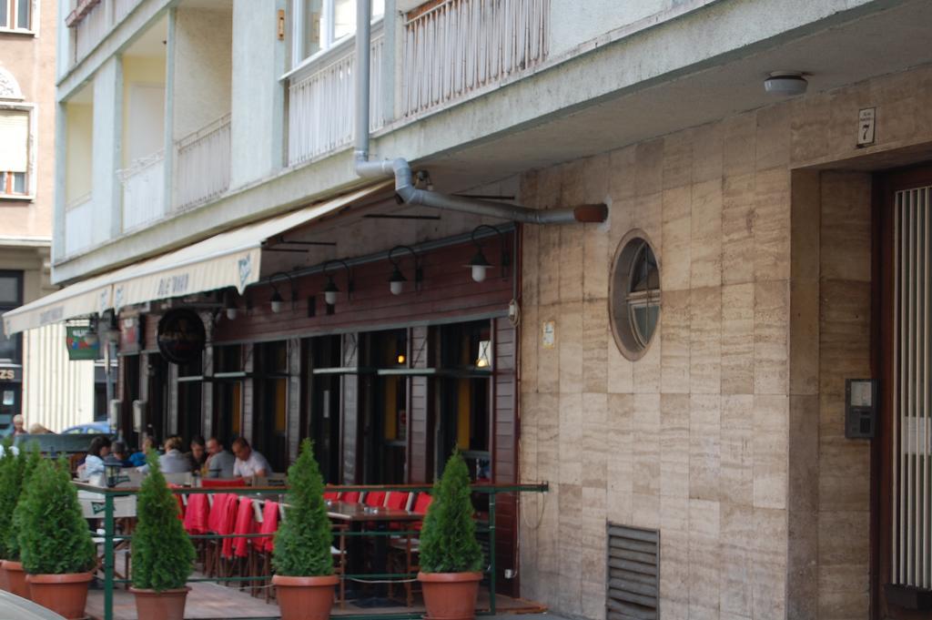 Budapest Downtown Apartments With Balcony & Optional Garage & Restaurant In The Building Buitenkant foto